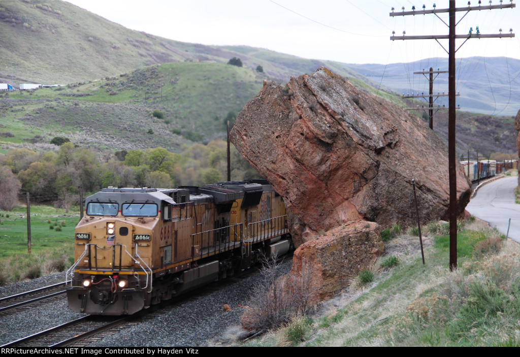 UP 6861 leads East